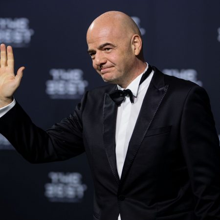 Gianni Infantino meets with Chief Association players to examine the unused calendar.