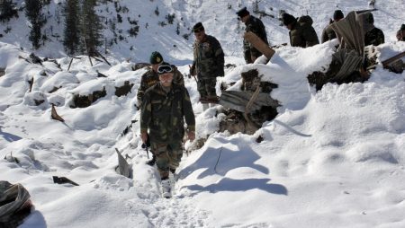 Avalanche in Arunachal Pradesh, seven servicemen are being rescued.