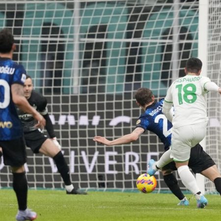 Inter Milan loses to Sassuolo in Serie A, squandering a chance to finish first.