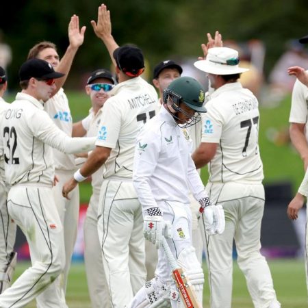 New Zealand defeats South-Africa by an innings and 276 runs in the first test.