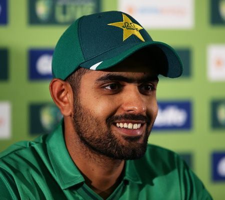 After Pakistan captain Babar Azam walks back for 196, the entire Australian team applauds him from behind.