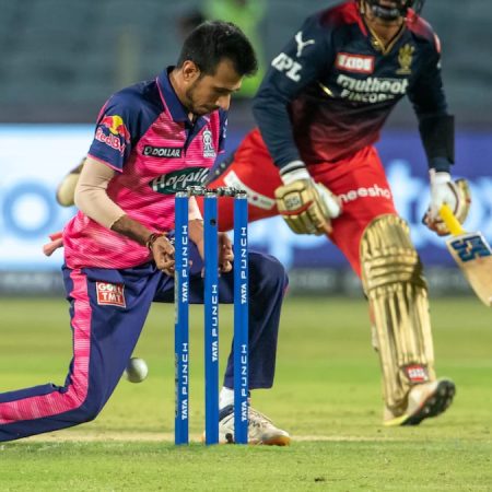 Yuzvendra Chahal drops the ball but recovers well to dismiss Dinesh Karthik in IPL