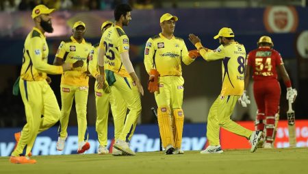 In the IPL 2022 match between CSK and PBKS, MS Dhoni shows quick reflexes to run out Bhanuka Rajapaksa.