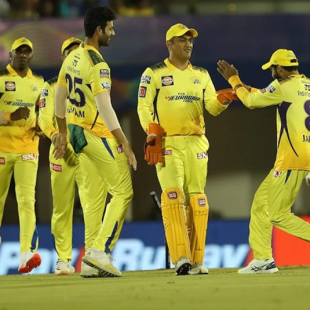 In the IPL 2022 match between CSK and PBKS, MS Dhoni shows quick reflexes to run out Bhanuka Rajapaksa.