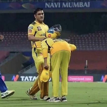 IPL2022 UPDATE: Ravindra Jadeja bows to MS Dhoni after a match-winning knock against Mumbai Indians.