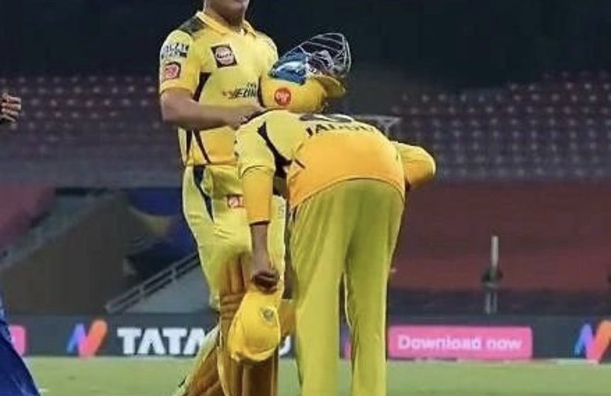 IPL2022 UPDATE: Ravindra Jadeja bows to MS Dhoni after a match-winning knock against Mumbai Indians.