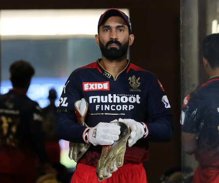 Dinesh Karthik Drops Absolute Sitter In RR vs RCB IPL 2022 Qualifier 2 To Give Jos Buttler A Huge Reprieve