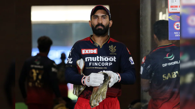 Dinesh Karthik Drops Absolute Sitter In RR vs RCB IPL 2022 Qualifier 2 To Give Jos Buttler A Huge Reprieve