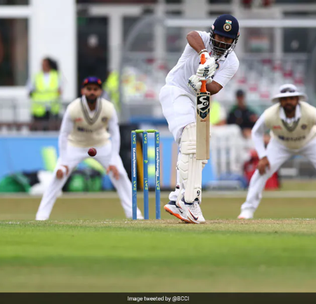 Twitter erupts as Rishabh Pant registers a fifty against Mohammed Shami and Mohammed Siraj.