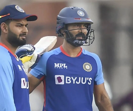 “Have to choose between Dinesh Karthik and Rishabh Pant. ” Says ex-India selector.