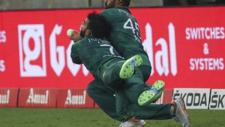 As Pakistan fielders collide, Sri Lanka’s catch opportunity turns into a six.