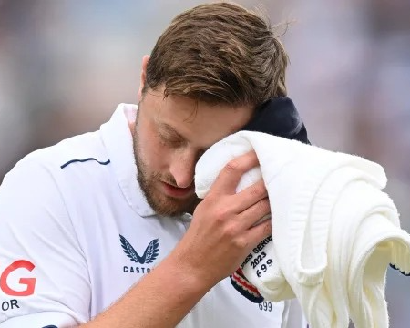 Ollie Robinson suffers a muscle spasm in his back during the Ashes 2023 match