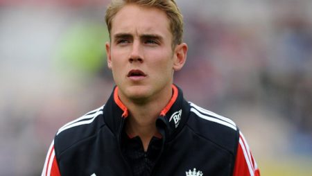 Why did Stuart Broad not play for Punjab Kings despite signing a deal in 2011?