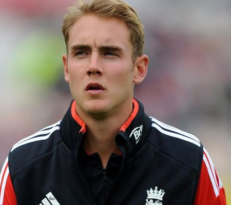 Why did Stuart Broad not play for Punjab Kings despite signing a deal in 2011?