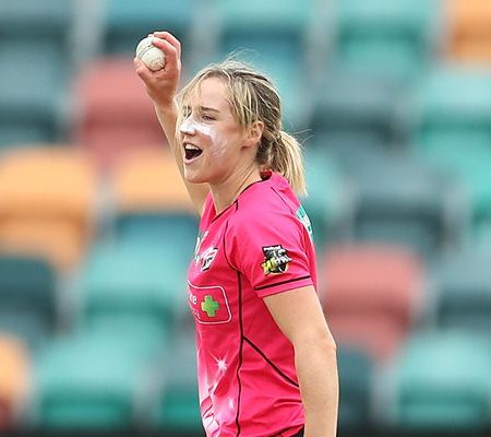 Perry re-signs with Sydney Sixers for two more seasons