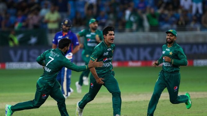 Babar Azam teases Naseem Shah’s absence from the ODI World Cup early on.